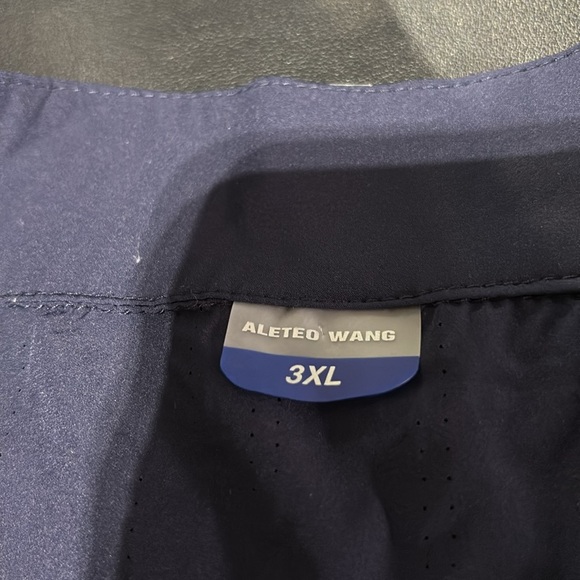 ALETEO WANG UPF 50+ moisture wicking,zip up,hip zip pockets,stretch,soft, light - Picture 12 of 12